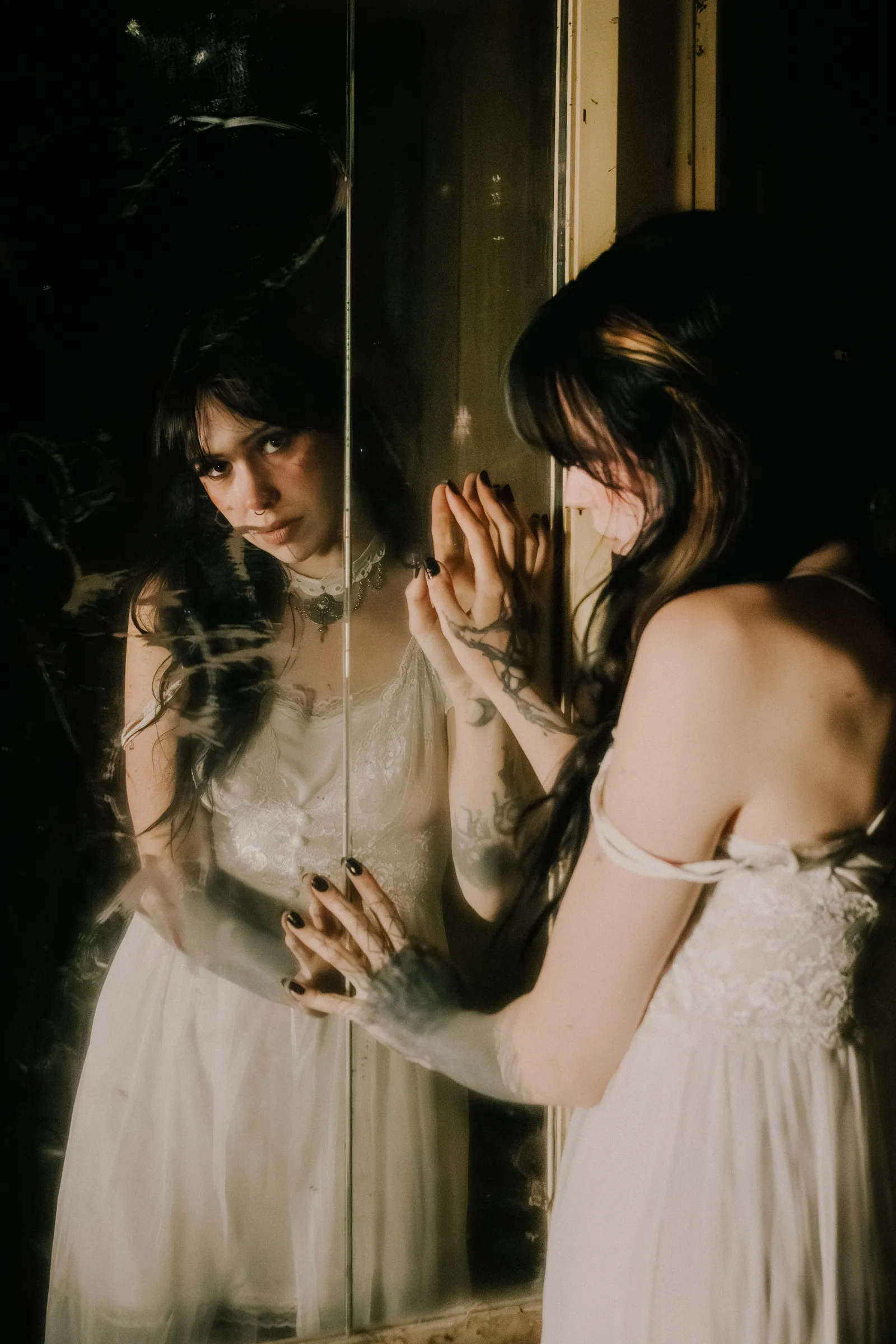 Personnage en robe claire face à son reflet dans un miroir